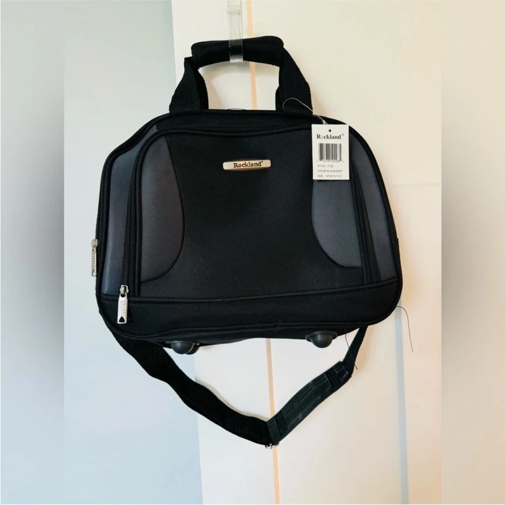 Black Travel Bag with Durable Fabric and Sleek Design